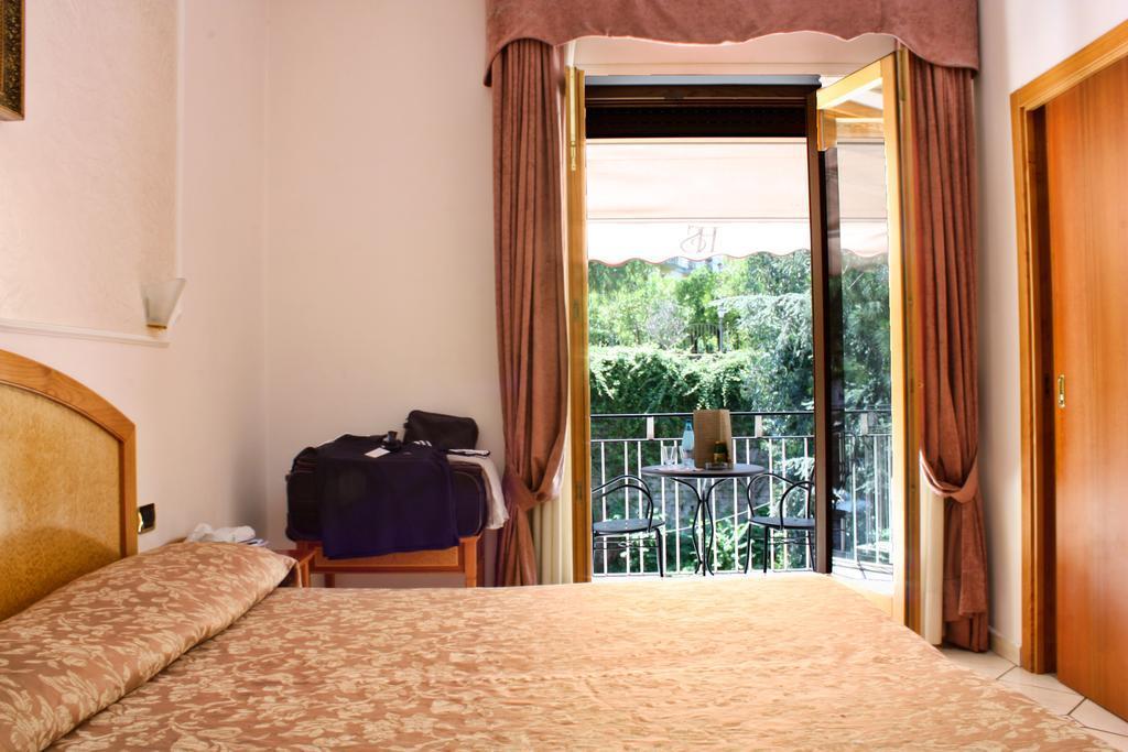 Hotel Savoia Sorrento Bagian luar foto